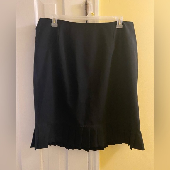 Elegant Black Pleated Skirt - Picture 1 of 4